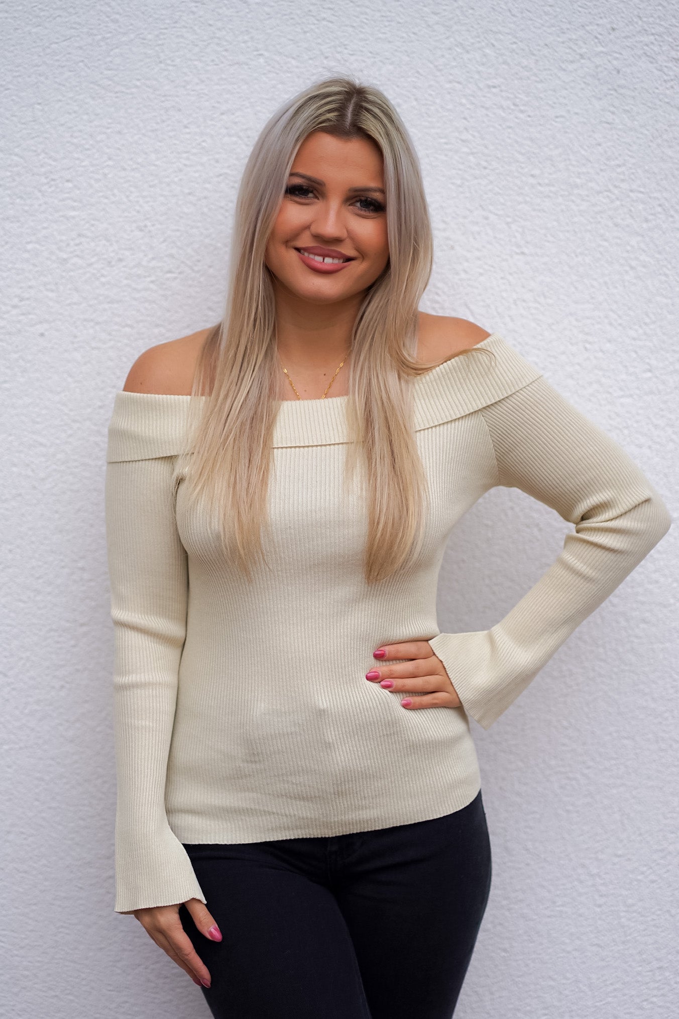 Off-Shoulder Longsleeve