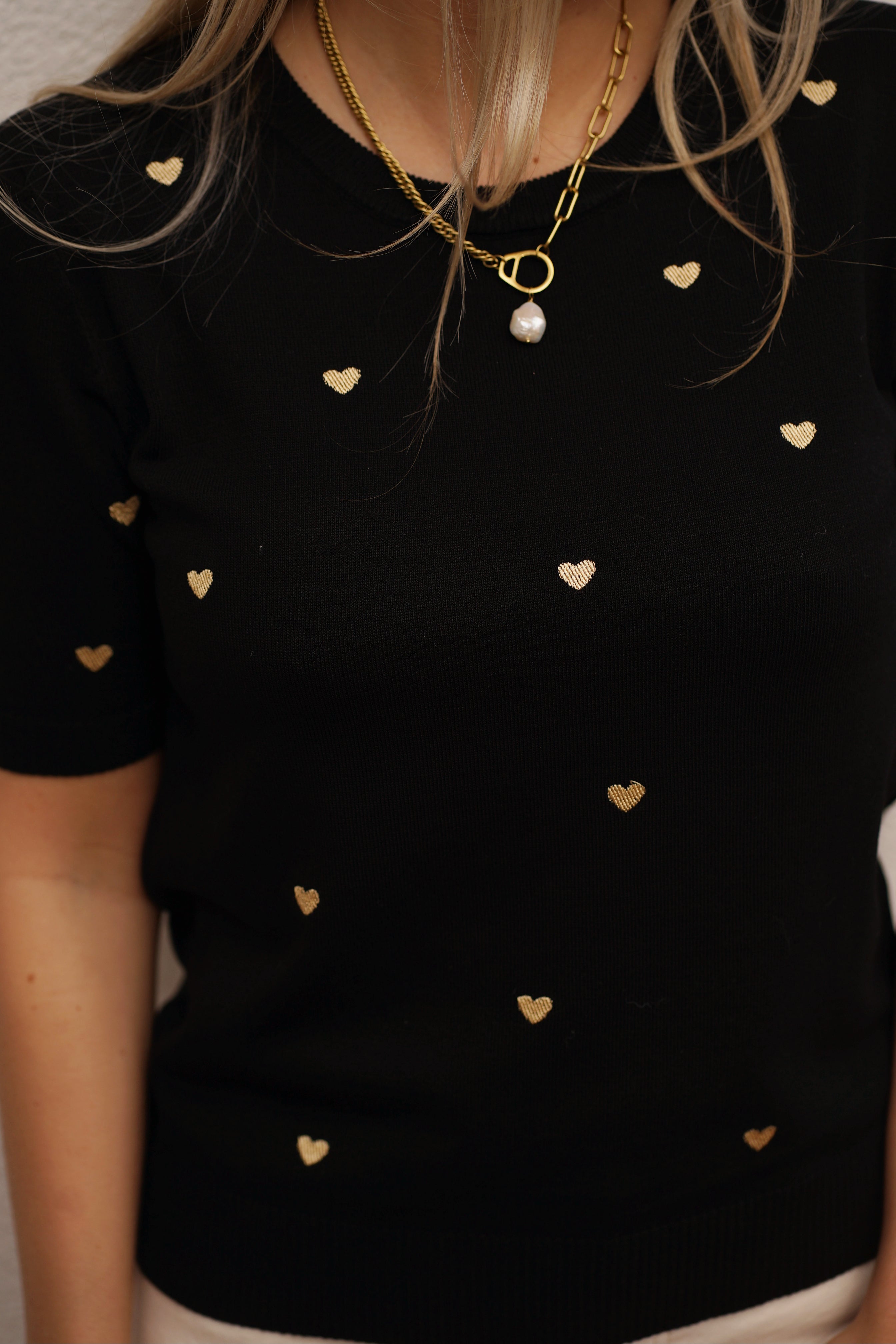 T-Shirt mit goldenen Herzen