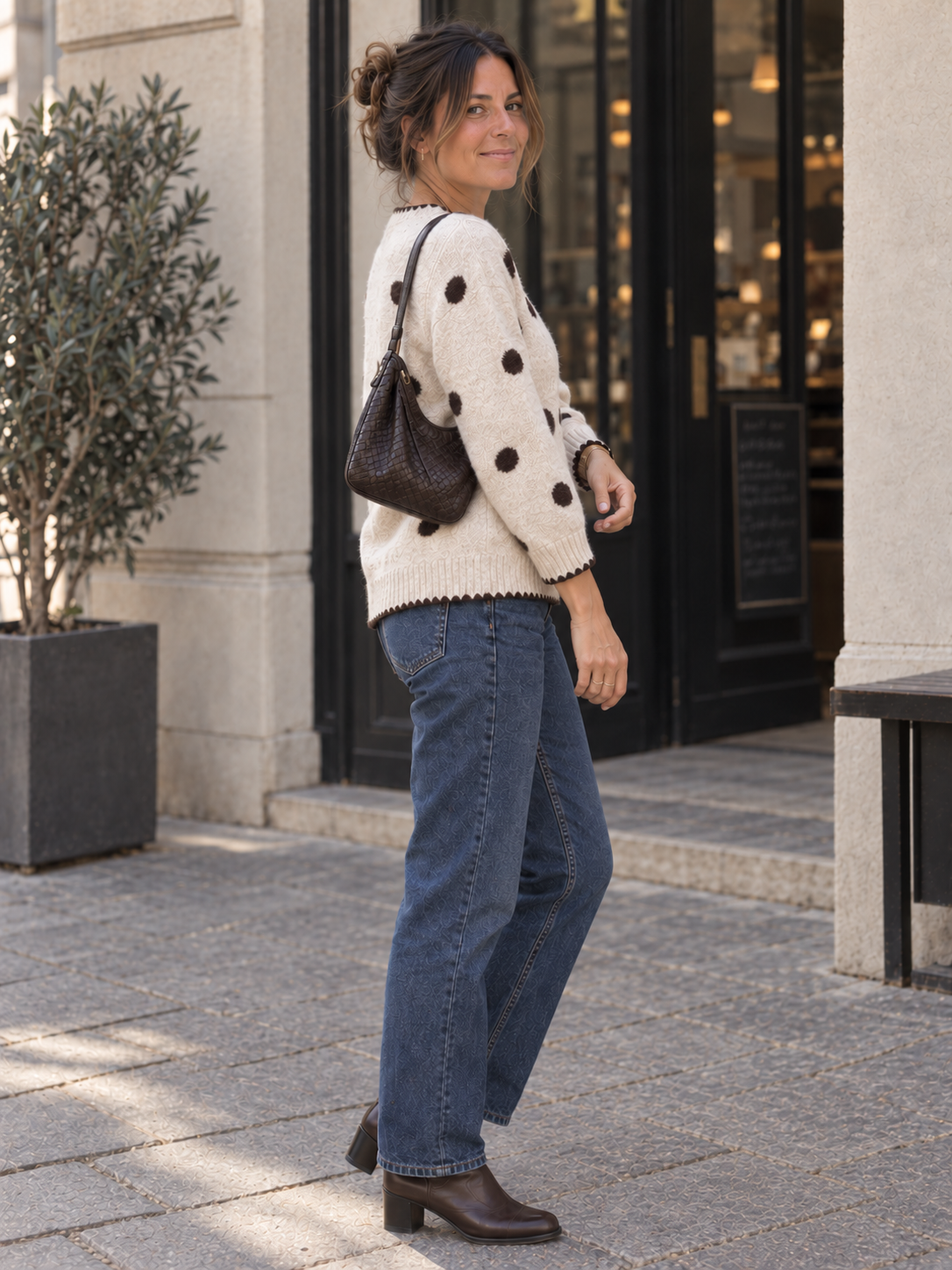 Damen Pullover in Creme mit braunen Punkten aus seitlicher Perspektive