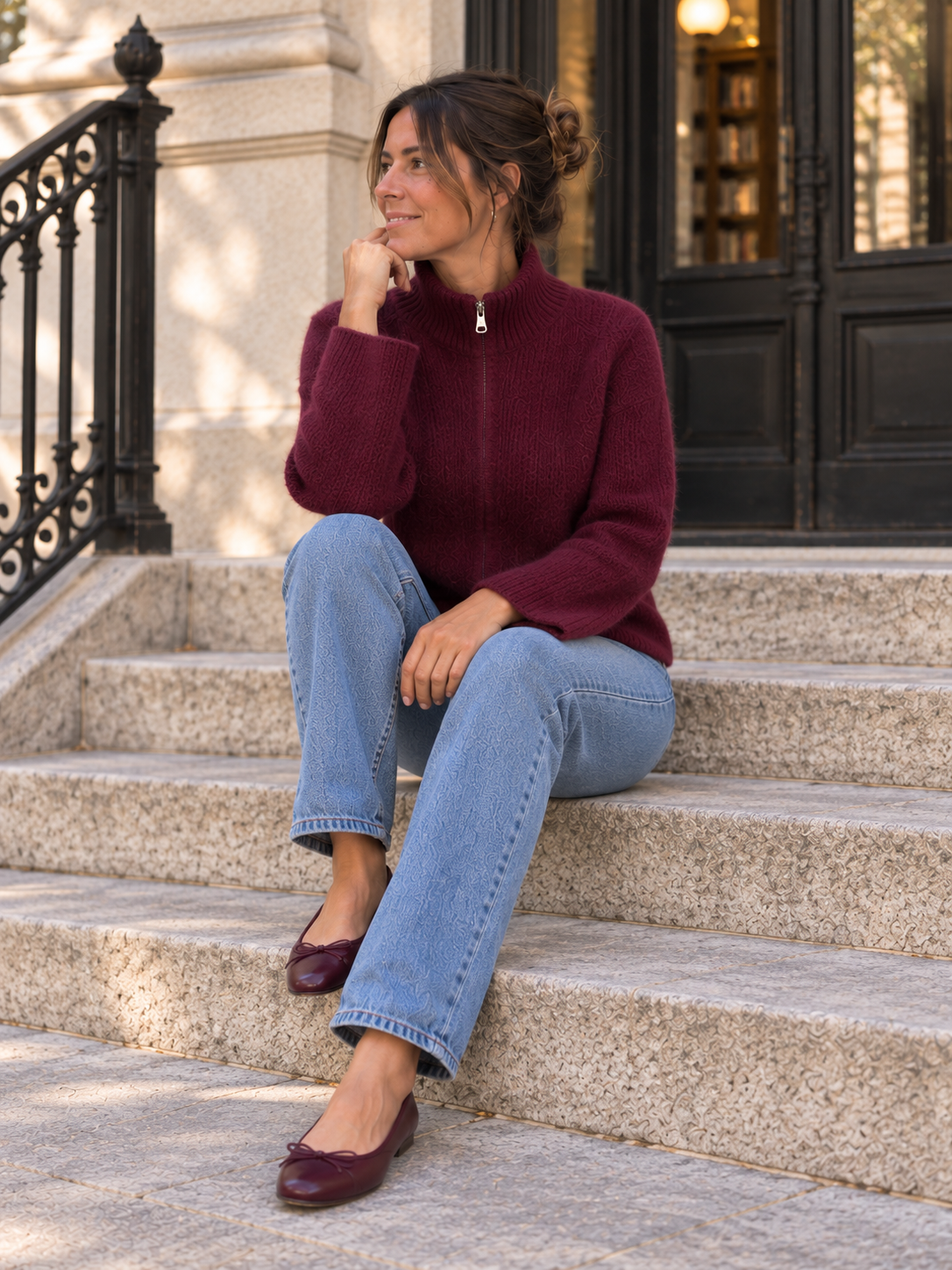 Bordeauxrote Strickjacke für Damen geschlossen mit Stehkragen