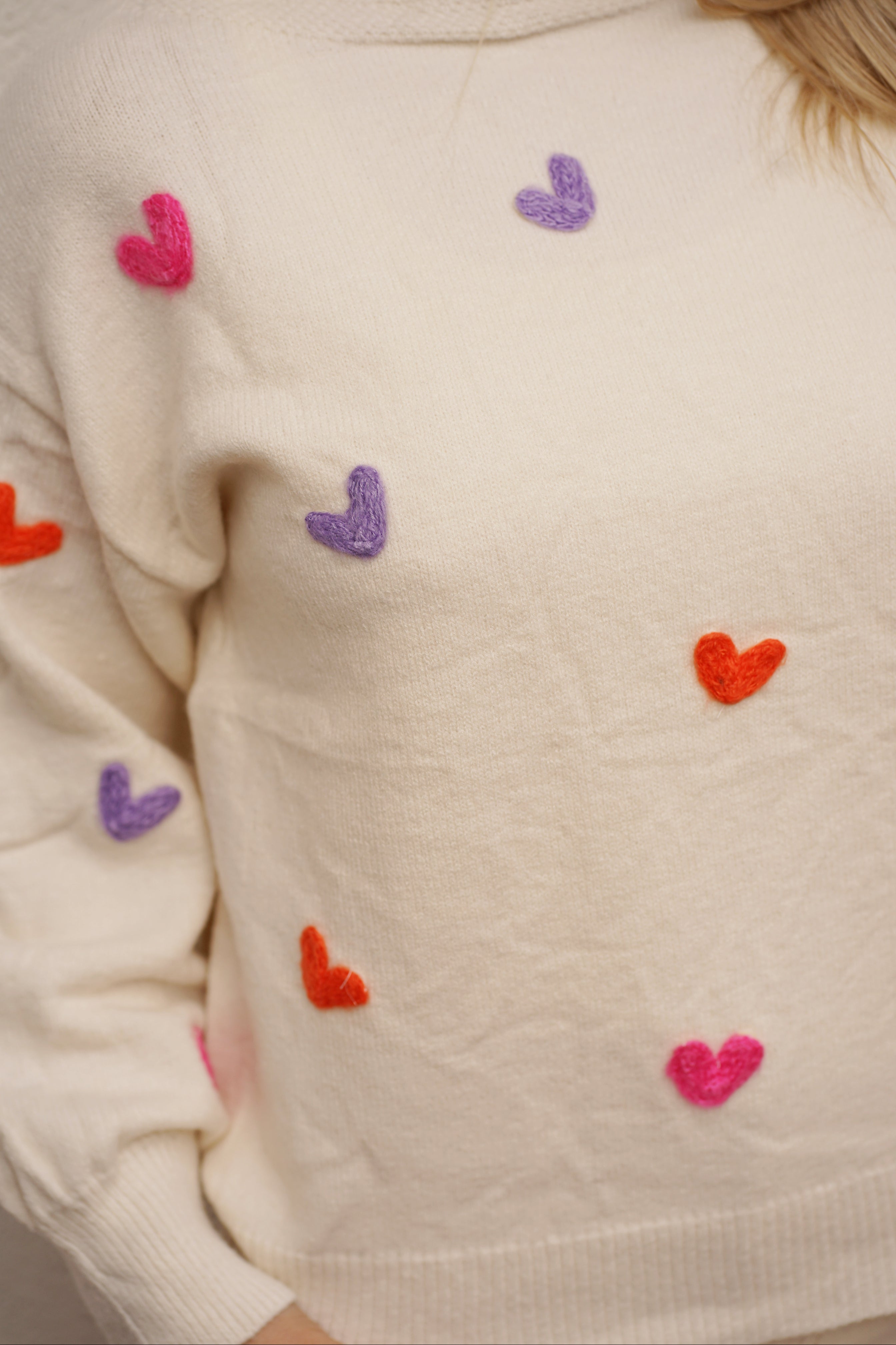 Pullover mit kleinen Herzen