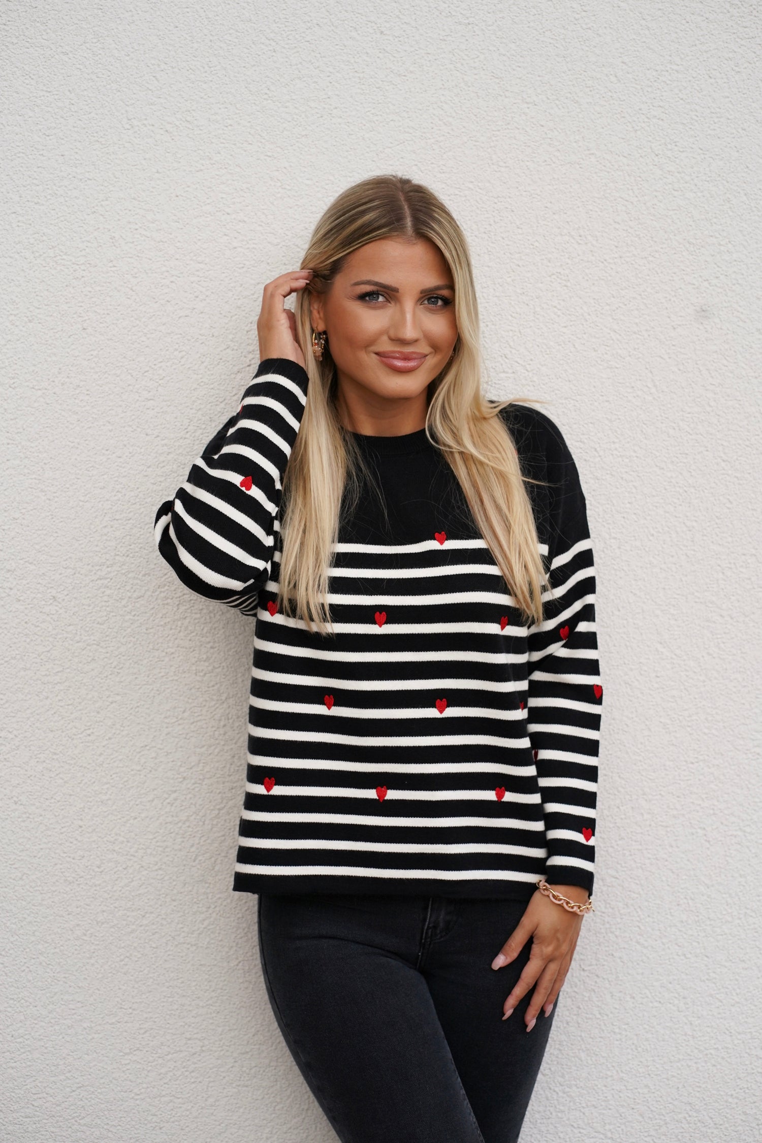 Gestreifter Pullover mit Herzen