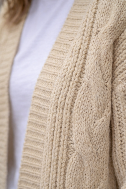 Strickcardigan im Zopfmuster