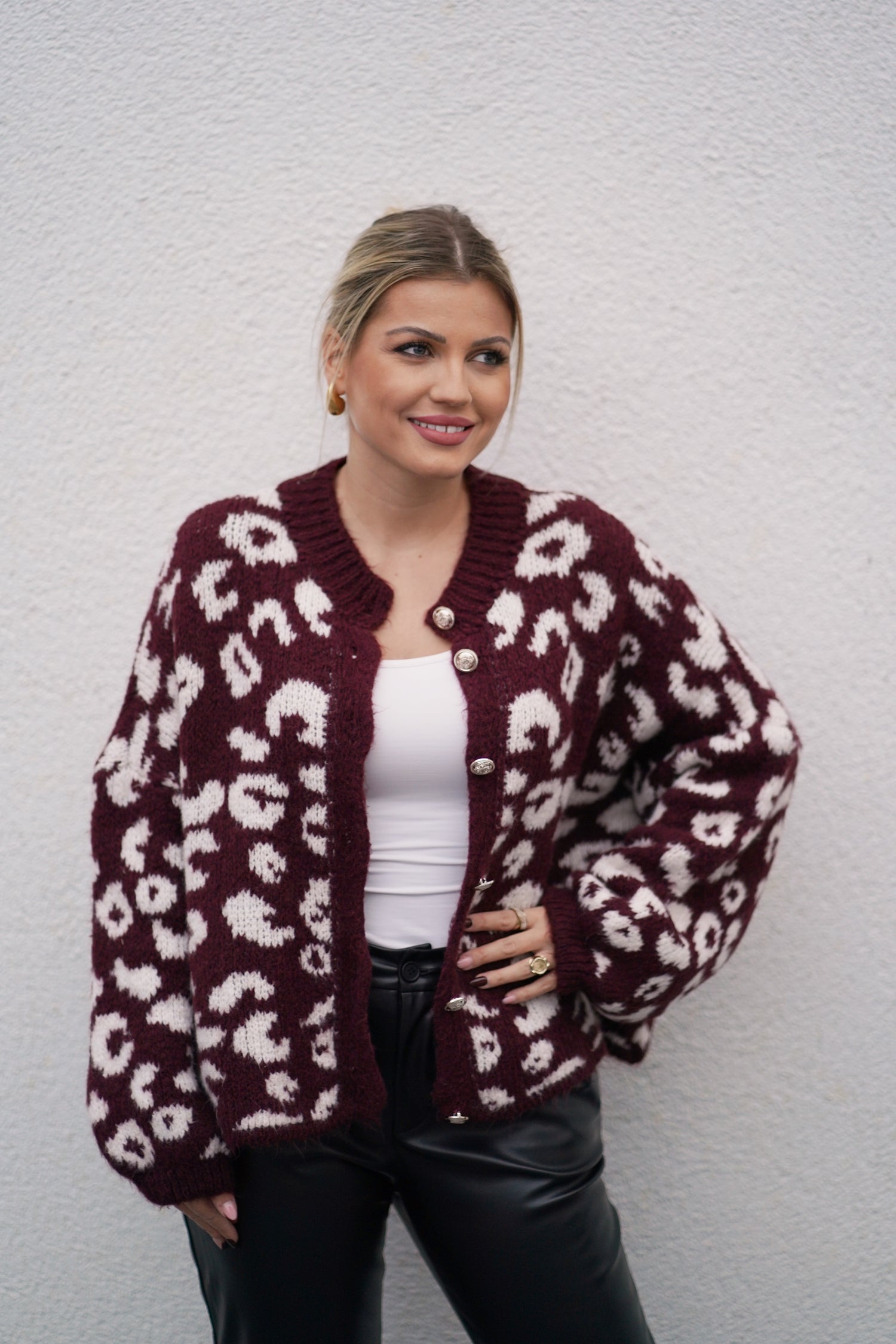 Strickjacke mit Leo Muster