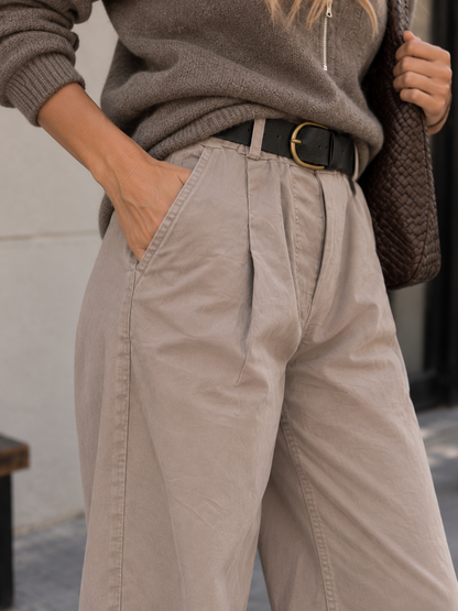 Beige Barrel-Hose – Detail von Bund, Falten und Taschen