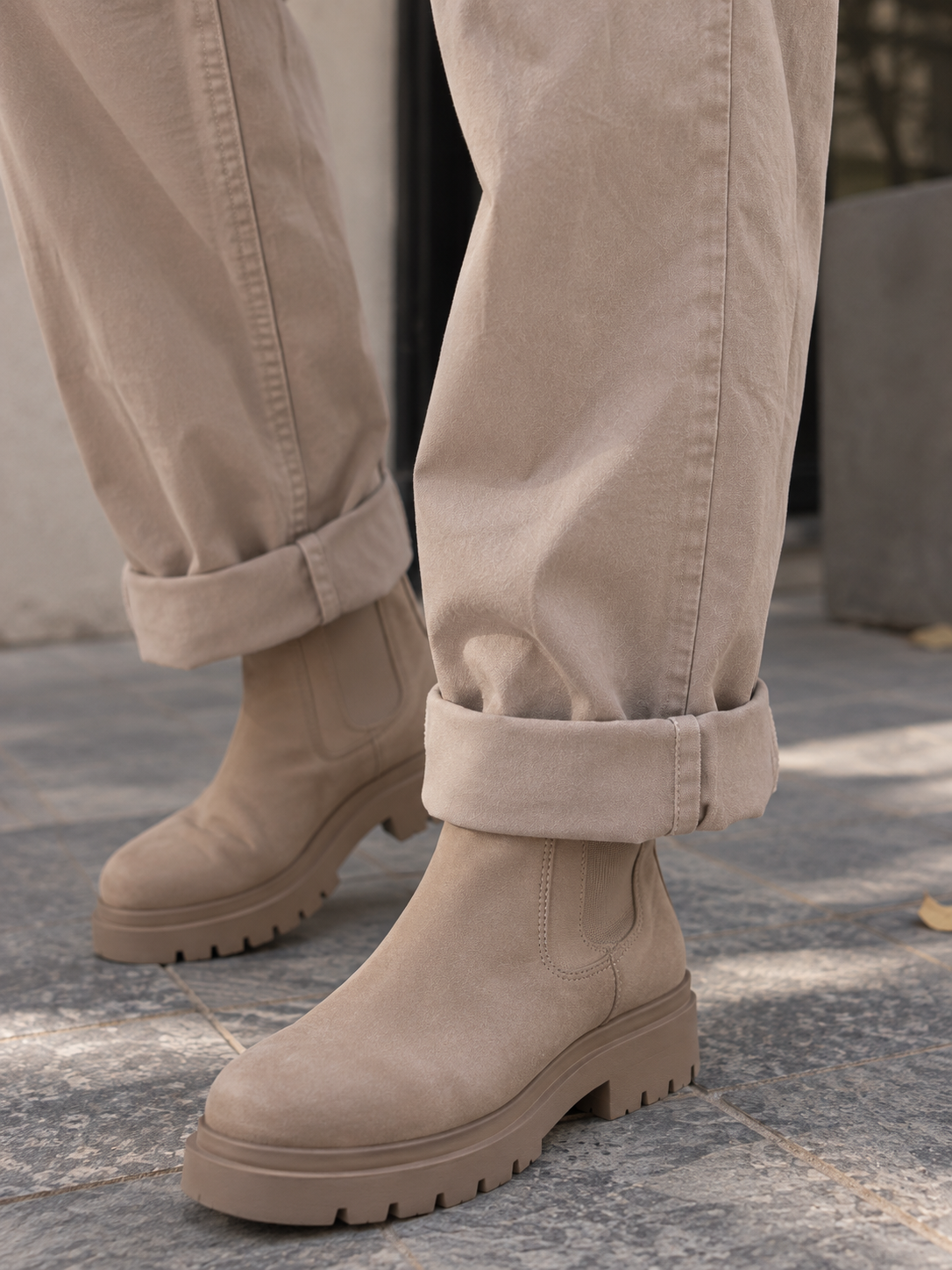 Beige Barrel-Hose – Detail von Umschlagsaum und Beinweite