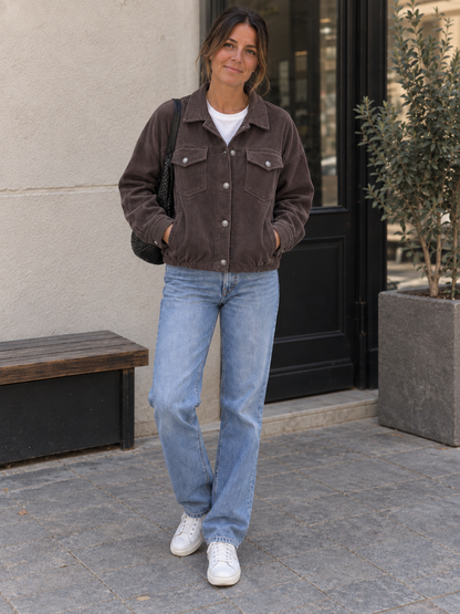 Cordjacke mit Brusttaschen in Dunkelbraun, Vorderansicht