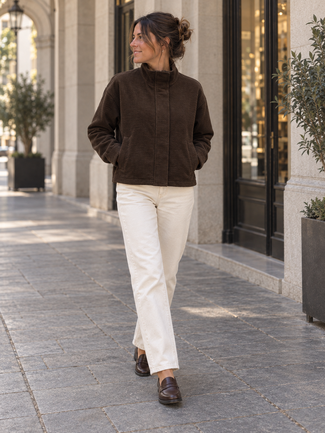 Kurze dunkelbraune Damen Cordjacke geschlossen mit hohem Kragen