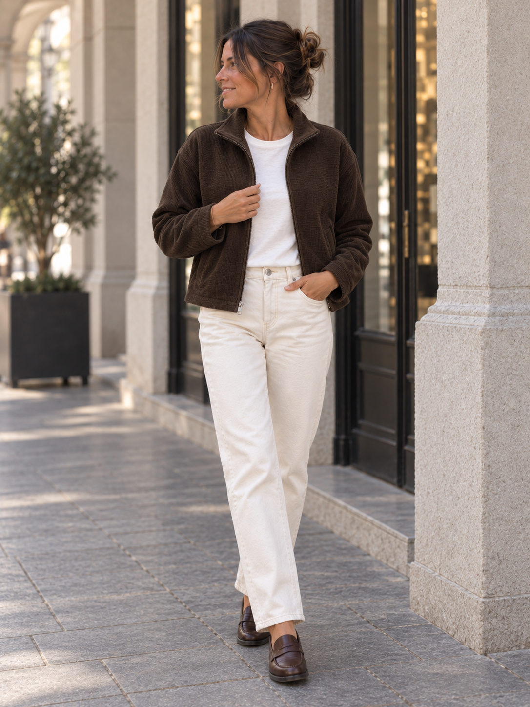 Dunkelbraune Damen Cordjacke offen getragen mit cremefarbener Hose