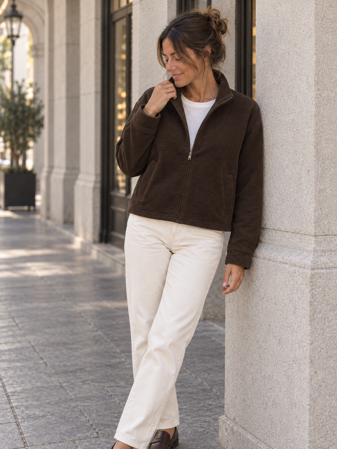 Dunkelbraune Cordjacke für Damen teilweise geöffnet in der City