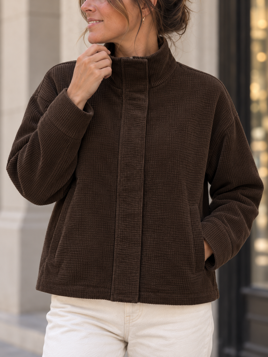 Detailansicht der dunkelbraunen Cordjacke mit Rippenstruktur und Taschen