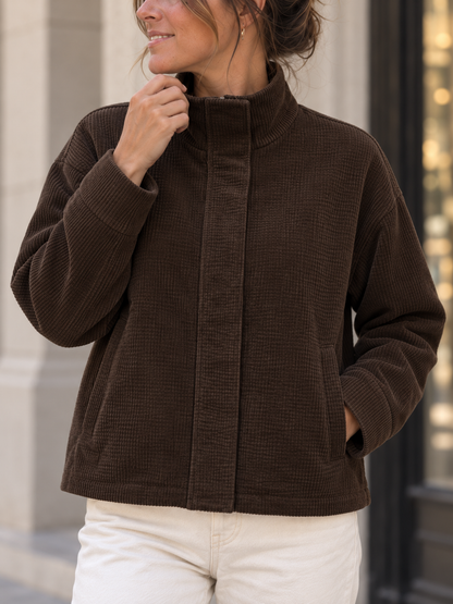 Detailansicht der dunkelbraunen Cordjacke mit Rippenstruktur und Taschen