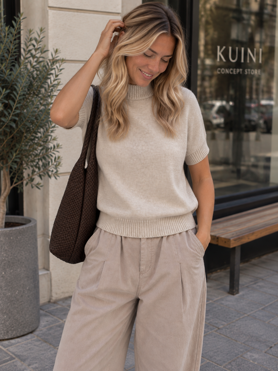 Feinstrick-Oberteil mit kurzen Ärmeln in Beige – Stylingansicht