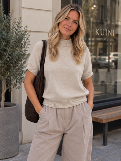 Feinstrick-Oberteil mit kurzen Ärmeln in Beige – Portraitansicht
