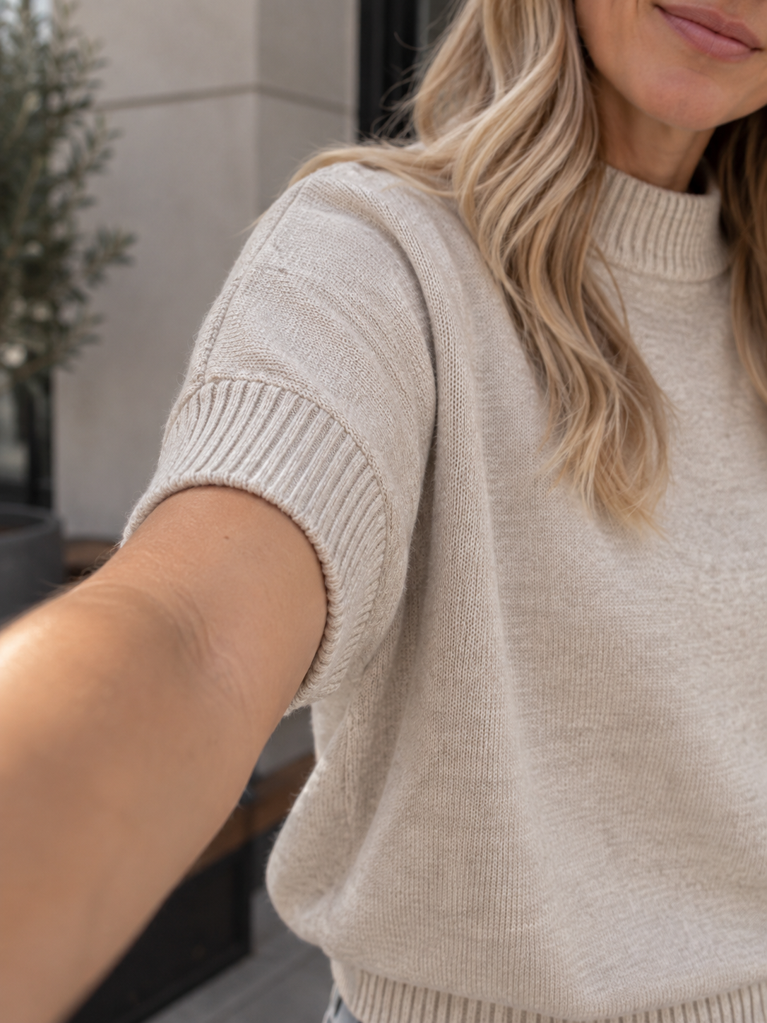 Feinstrick-Oberteil in Beige – Detail von Rundhals, Ärmel und Rippenbund