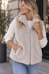 Flauschige Felloptik-Weste in Creme mit hohem Kragen, Taschen und silbernem Reißverschluss