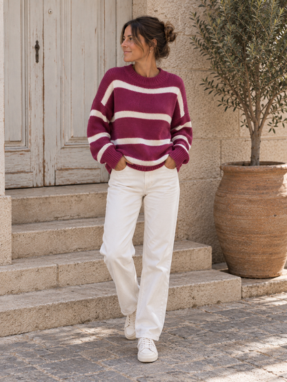Gestreifter Oversize-Strickpullover in Beere: Vorderansicht