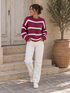 Gestreifter Oversize-Strickpullover in Beere: Vorderansicht