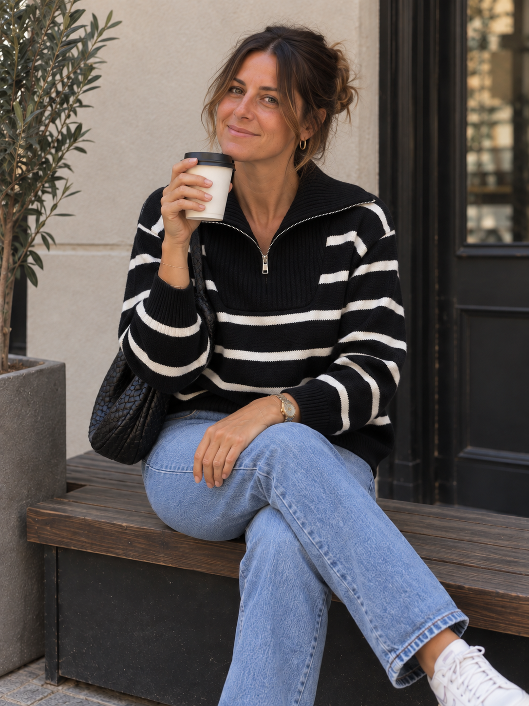 Gestreifter Half-Zip-Pullover im Sitzen mit Kaffee