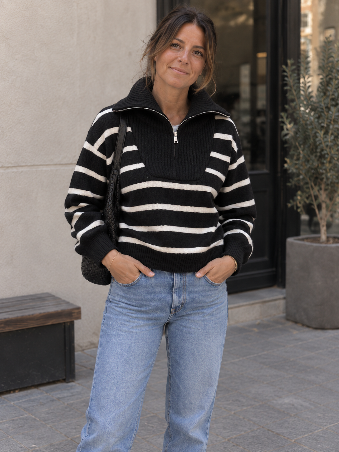 Gestreifter Half-Zip-Pullover mit hohem Kragen – Vorderansicht