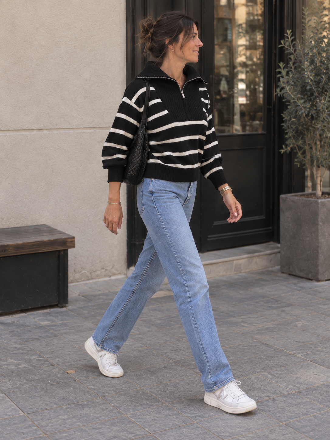 Gestreifter Pullover beim Gehen – Seitenansicht