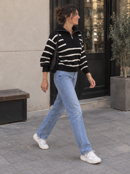 Gestreifter Pullover beim Gehen – Seitenansicht