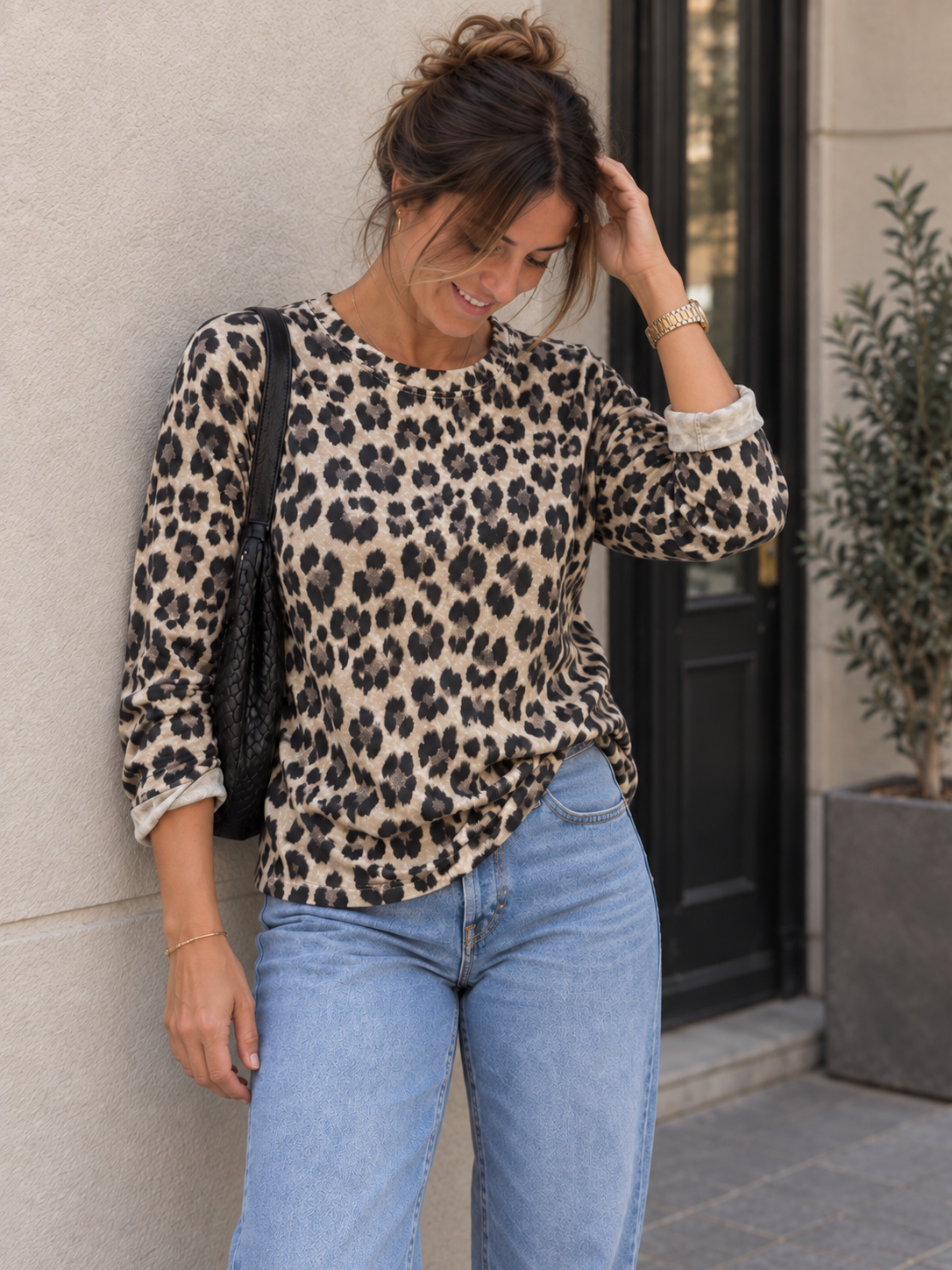 Leoprint Oberteil beim Haare richten, Blick nach unten