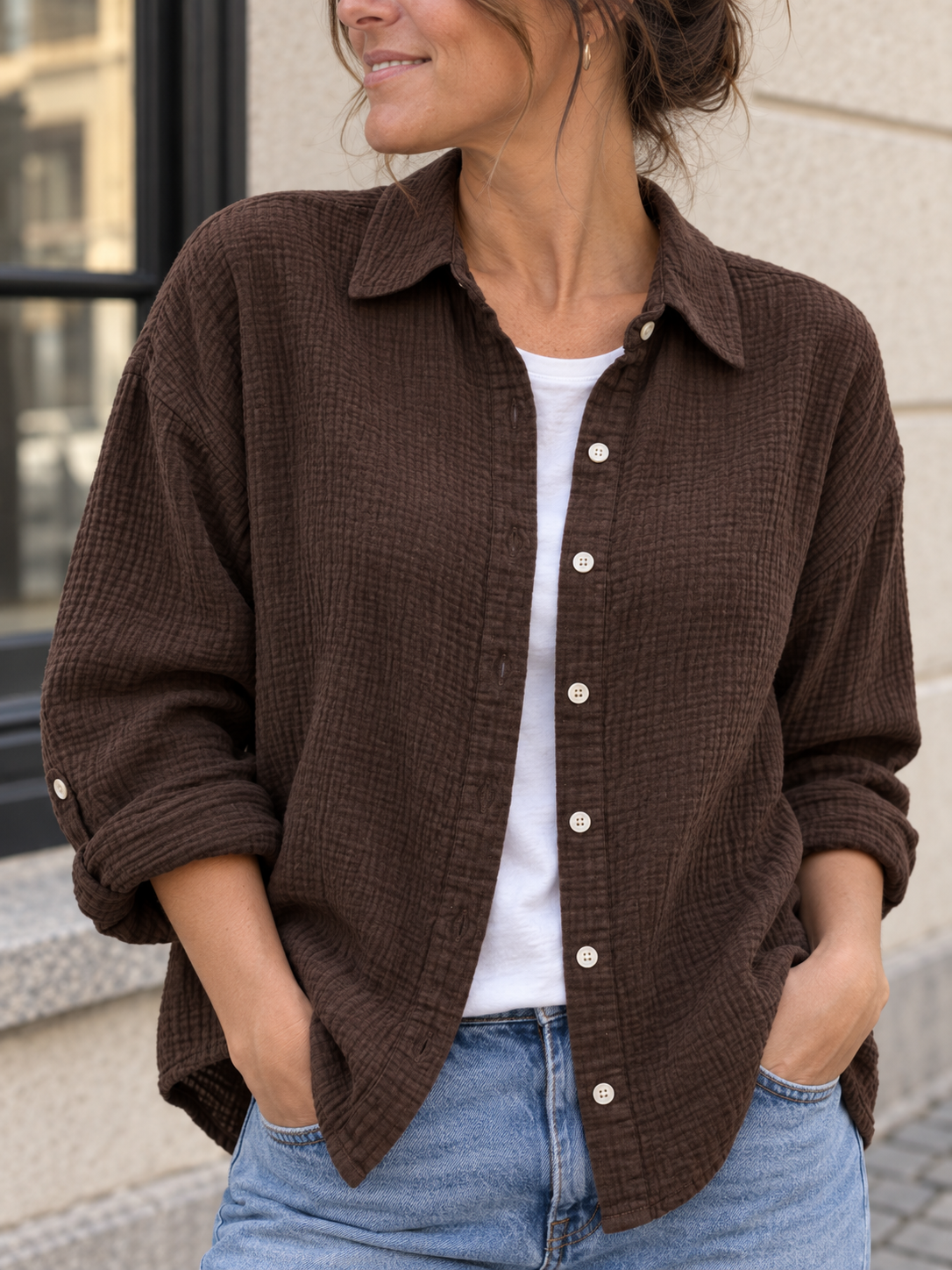 Musselin-Bluse aus Baumwolle in Dunkelbraun: Detail von Material und Schnitt