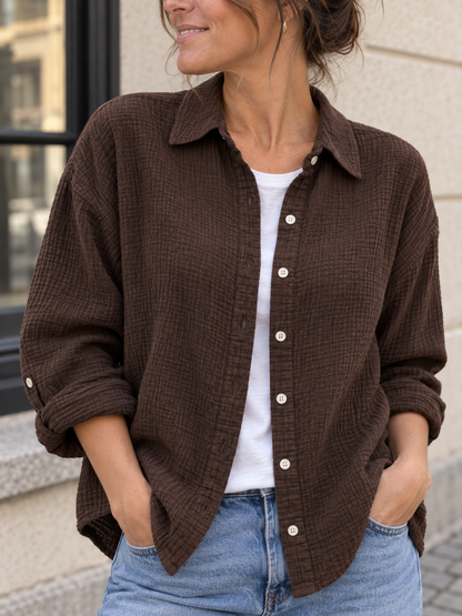 Musselin-Bluse aus Baumwolle in Dunkelbraun: Detail von Material und Schnitt