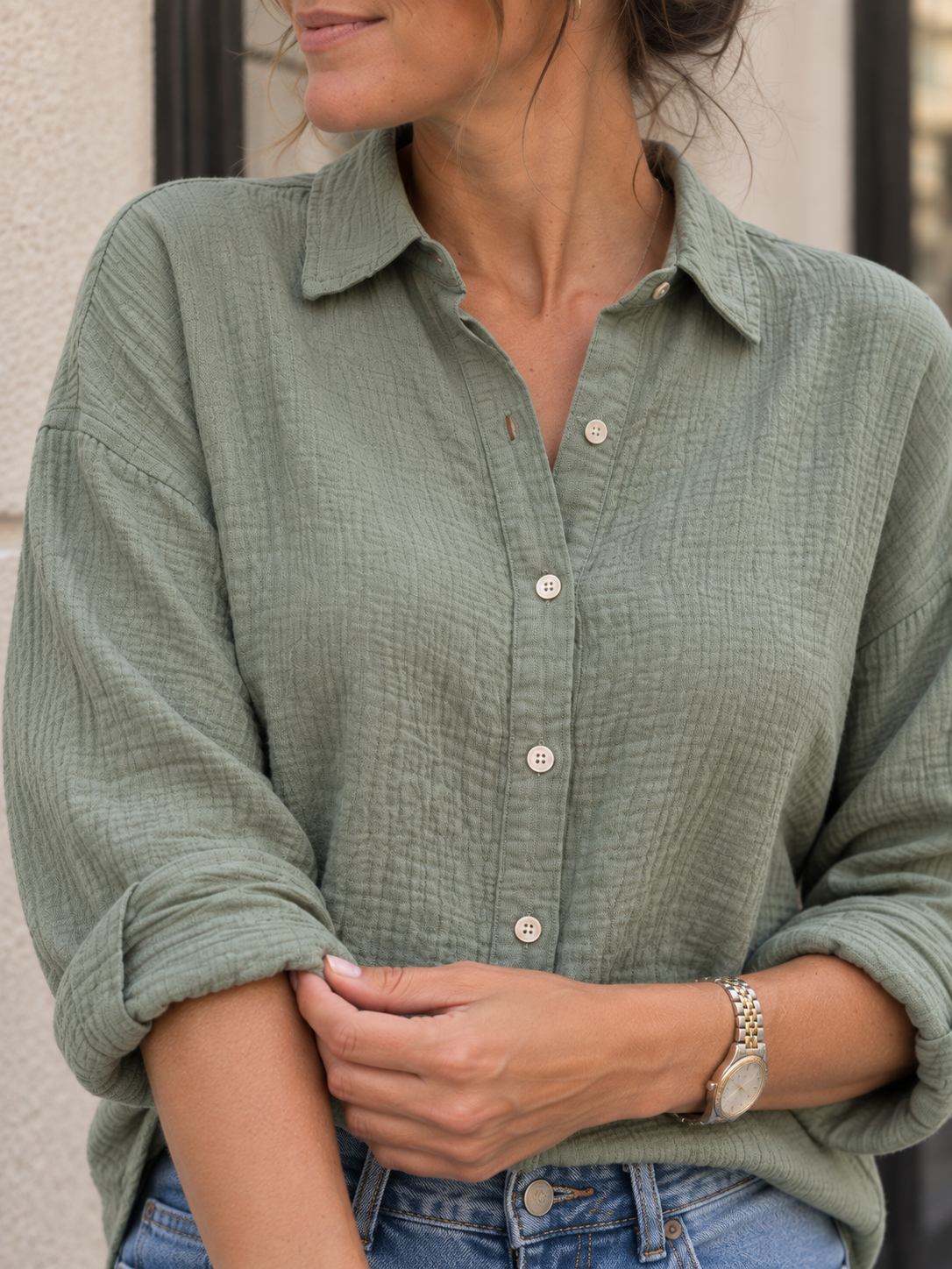 Musselin-Bluse aus Baumwolle in Khaki: Detail von Material und Schnitt