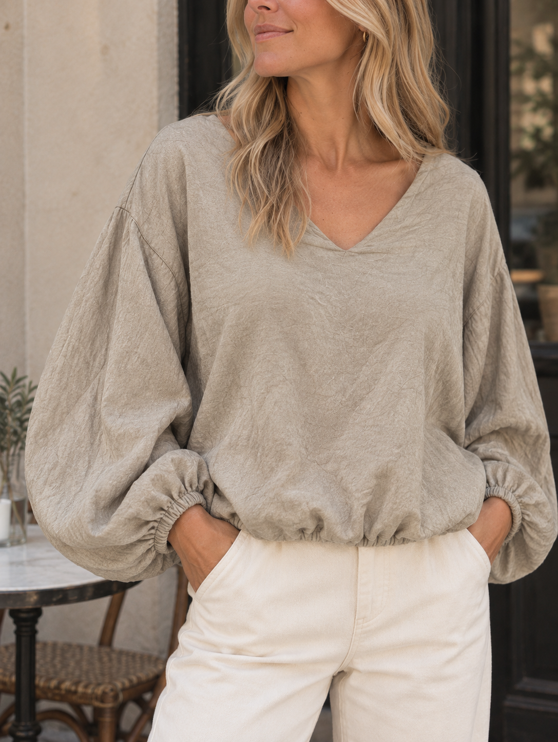 Oversize-Bluse in Taupe – Detail von Baumwollstruktur, Bündchen und Saum
