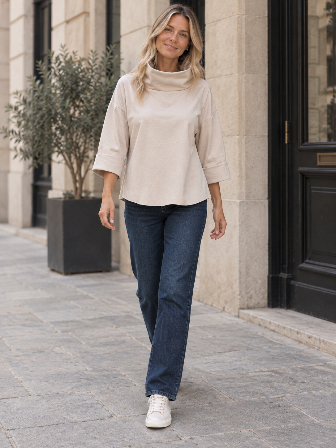 Oversize-Oberteil mit Stehkragen in Beige – Ganzkörperansicht