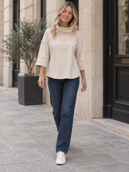 Oversize-Oberteil mit Stehkragen in Beige – Ganzkörperansicht