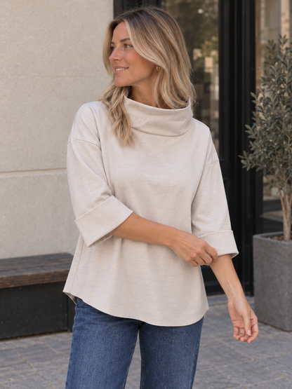 Oversize-Oberteil mit Stehkragen in Beige – Ärmelansicht
