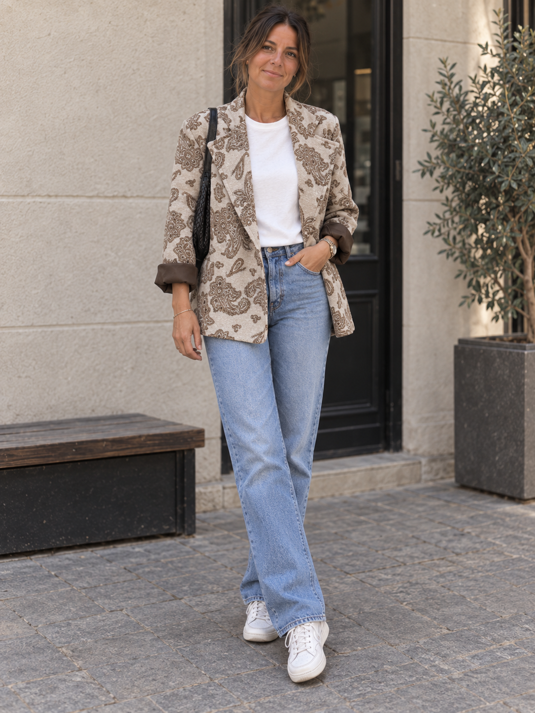 Paisley-Blazerjacke mit Revers – Vorderansicht an Model