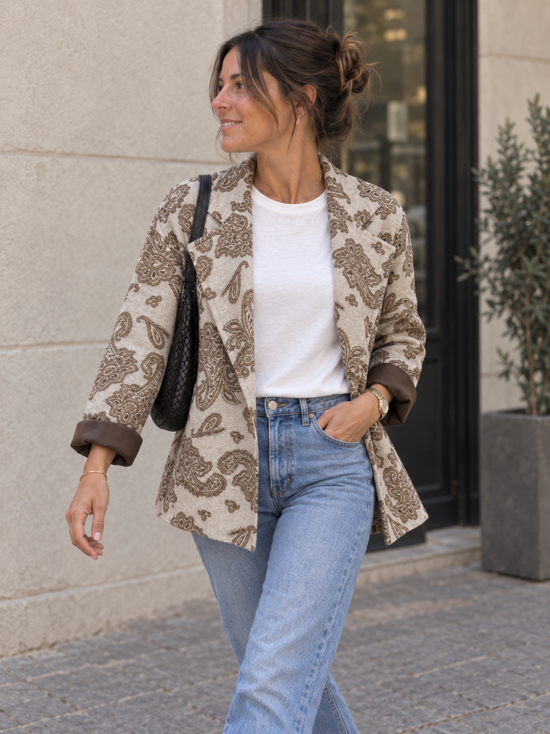 Blazerjacke mit Paisleymuster – Seitenansicht in der Stadt