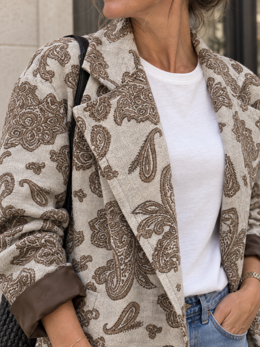 Nahaufnahme von Paisleymuster und Revers