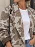 Nahaufnahme von Paisleymuster und Revers