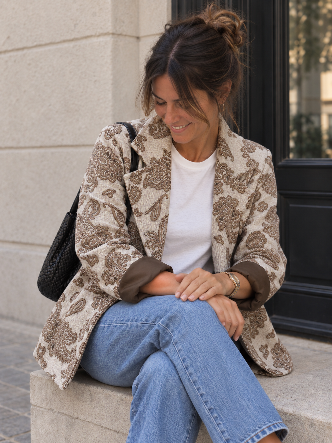 Paisley Blazerjacke im Sitzen, Blick nach unten