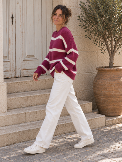 Gestreifter Oversize-Strickpullover in Beere: Alltagsperspektive in Bewegung