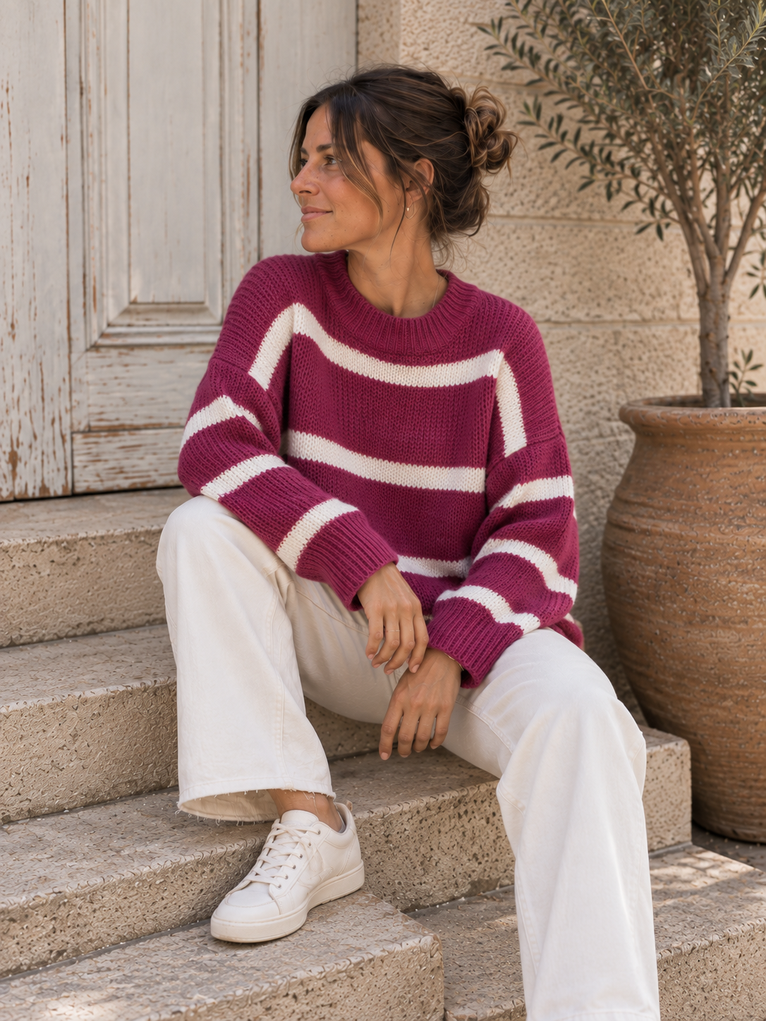 Gestreifter Oversize-Strickpullover in Beere: weitere Perspektive