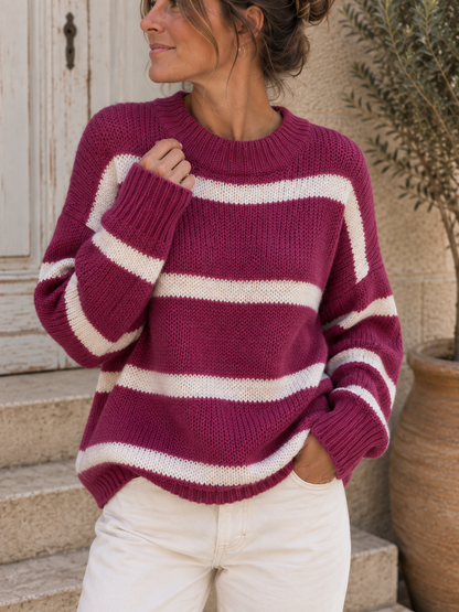 Gestreifter Oversize-Strickpullover in Beere: Detail von Material und Schnitt