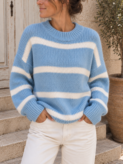 Gestreifter Oversize-Strickpullover in Hellblau: Detail von Material und Schnitt