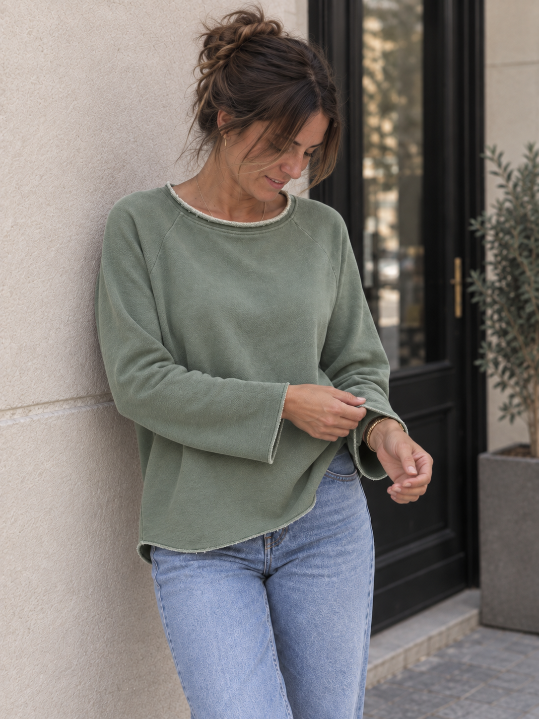 Salbeigrüner Raglan-Pullover mit Blick auf den Ärmel