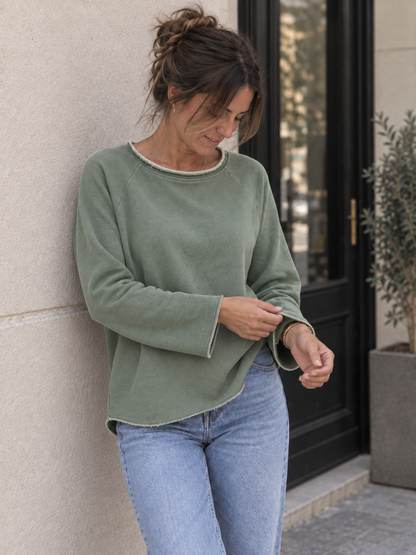 Salbeigrüner Raglan-Pullover mit Blick auf den Ärmel