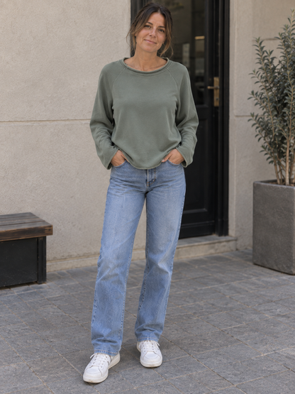 Locker geschnittener Pullover mit weitem Rundhals – Vorderansicht