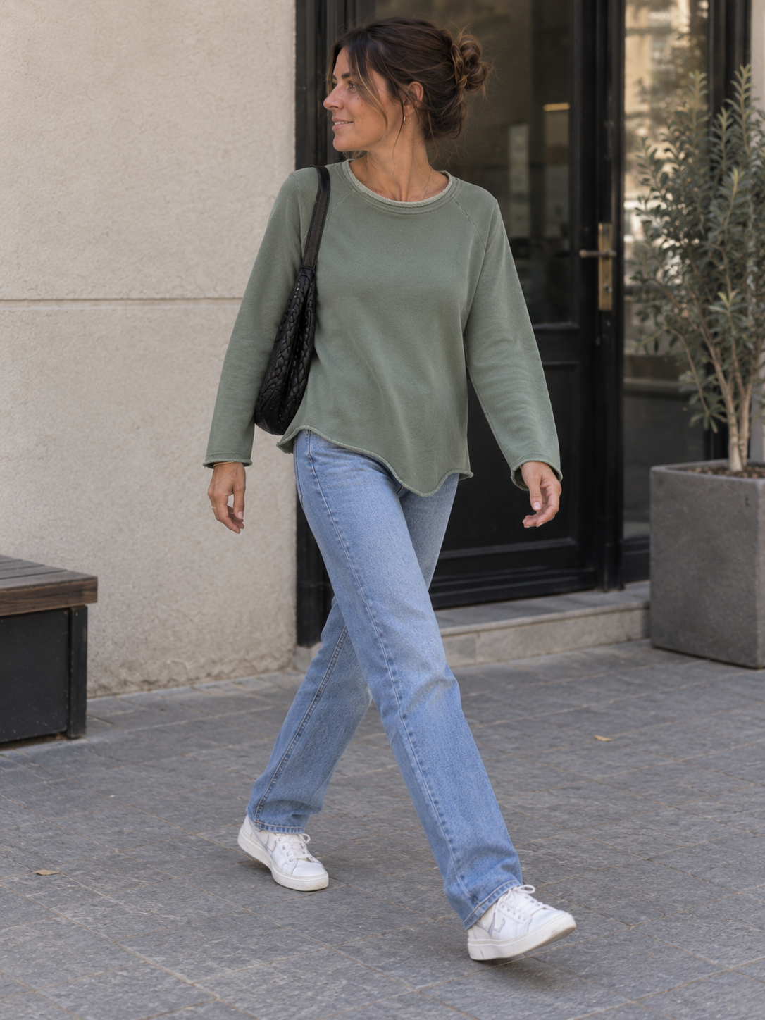 Pullover in Bewegung – seitliche Ansicht