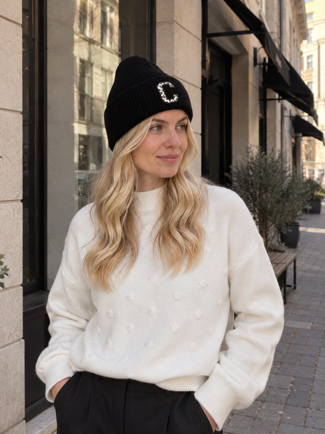 Rippstrick-Mütze mit C-Patch in Braun – City-Styling