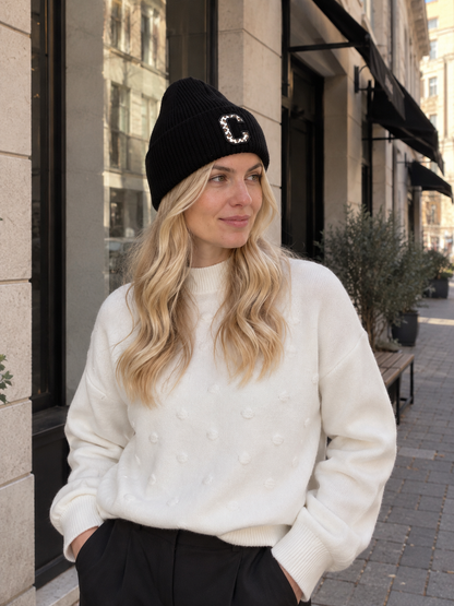 Rippstrick-Mütze mit C-Patch in Braun – City-Styling
