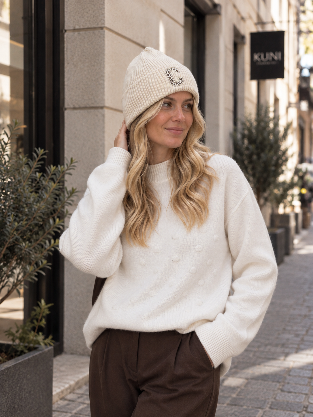 Rippstrick-Mütze mit C-Patch in Creme – Ganzkörper-Styling